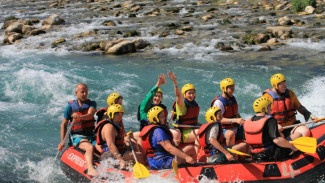 6 Barang Wajib Dibawa saat Arung Jeram, Biar Liburan Tetap Aman dan Seru!