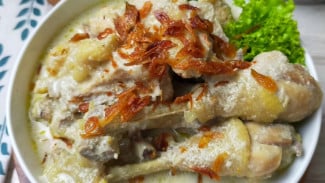 Resep Opor Ayam Rumahan dengan Kuah Kuning, Gurihnya Menggoda!