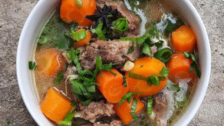 Bikin Sop Iga Sapi Empuk dengan Rasa Gurih, Hangatnya Bikin Nagih!