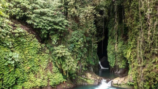 Saat Alam Melukis dengan Warna Biru, Lahirlah Blue Lagoon Sambangan