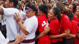 Kehangatan Setelah Sunyi dalam Tradisi Omed-Omedan