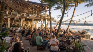 La Brisa Bali, Cafe Estetik di Tepi Pantai yang Bikin Betah!