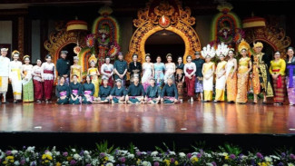 Parade Busana Adat Kota/Kabupaten se-Bali Serangkaian PKB XLVII