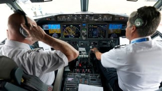 Ini Alasan Pilot Dilarang Pakai Parfum Sebelum Cek Kesehatan Jelang Terbang