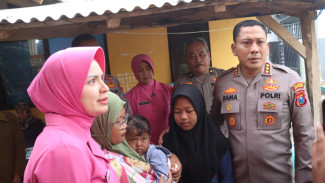 Kapolresta Banyuwangi dan Ketua Bhayangkari Kunjungi Korban KMP Tunu Pratama Jaya