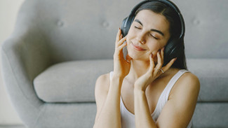 Manfaat Tersembunyi Mendengarkan Musik Sebelum Tidur