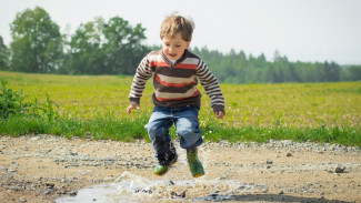 Tips Aman Membiarkan Anak Bermain di Luar Rumah Menurut Psikolog