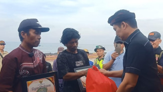 Selamatkan dan Evakuasi Korban KMP Tunu Pratama Jaya, 22 Nelayan dan Relawan Terima Penghargaan