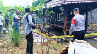 Diduga Korsleting Listrik, Berugak Hangus di Narmada Polsek Bergerak Cepat