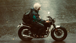 Waspadai Hujan! Ini Cara Aman Berkendara Motor Saat Jalanan Licin