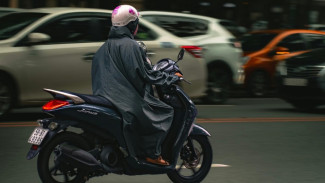 Jangan Sampai Celaka! Ini Panduan Aman Berkendara Motor Saat Hujan dan Banjir