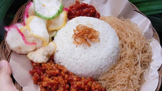 Nasi Uduk Komplit ala Warung Sarapan, Pakai Sambal Kacang Spesial