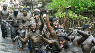 Menggali Makna Tersembunyi di Balik Tradisi Mebuug di Badung Bali
