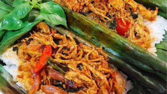 Cara Membuat Nasi Bakar Isi Ayam Suwir, Harum Daun Pisangnya Bikin Lapar!