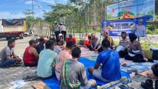 Ngopi Bareng Sopir, Polda NTB dan Polres Lobar Sasar Pelabuhan Gili Mas, Ingatkan Bahaya Laka Lantas & ODOL