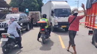 Nekat Ngeblong, Pengemudi Nakal Ditertibkan Kanit Lantas Polsek Wongsorejo, Dwi: Tolong Kembali ke Antrian!
