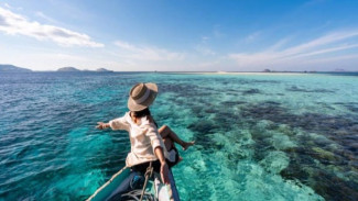 Tips Biar Nggak FOMO Saat Teman-Teman Traveling