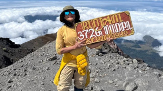 Tips Aman Mendaki Gunung untuk Lansia, Seperti Atiek CB