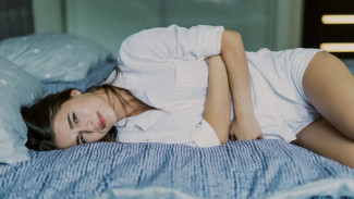 Ternyata Ini Posisi Tidur yang Dianjurkan untuk Penderita Asam Lambung, Cek Faktanya!