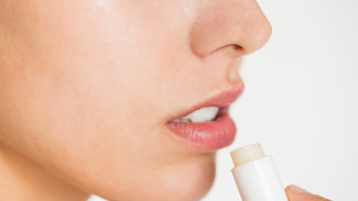 Bye Bibir Hitam! Ini Cara Eksfoliasi Bibir Cuma Pakai 2 Bahan Dapur