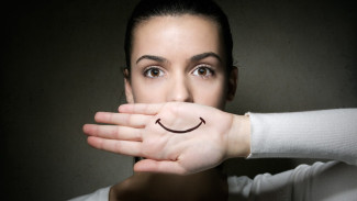 Tersenyum Terus Padahal Terluka, Bahaya Positivity yang Berlebihan