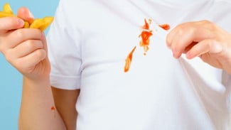 Baju Kena Saus Tomat? Jangan Panik, Ini Cara Ampuh Hilangin Noda