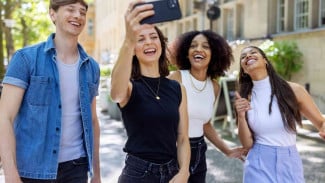 Tantangan Media Sosial dan FOMO di Era Generasi Digital