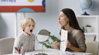 Bantu Si Kecil Bicara Lancar, Coba Terpakan 9 Terapi Speech Delay yang Efektif di Rumah