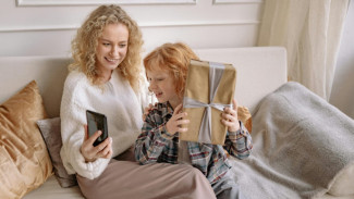 Hati-hati! Parenting Love Bombing Bikin Anak Sulit Tahan Banting