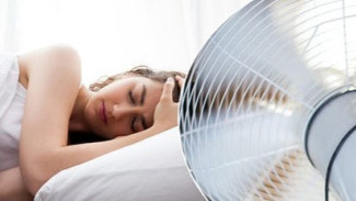 Amankah Tidur dengan Kipas Angin Menyala? Ini Penjelasannya