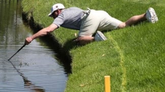 Pekerjaan Paling Unik di Dunia Olahraga Mengais Emas di Kolam Golf