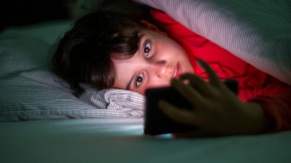 Suka Main Ponsel? Cahaya Gadget Bikin Kulit Kendur dan Tua Lebih Cepat