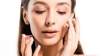 Mencuci Wajah dengan Air Es di Pagi Hari Bisa Membuat Kulit Lebih Glowing? Simak Faktanya!