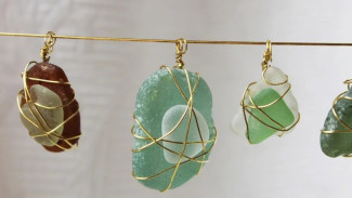 DIY Upcycled Jewelry Bali, Kreasi Kalung dari Kepingan Kaca Pantai
