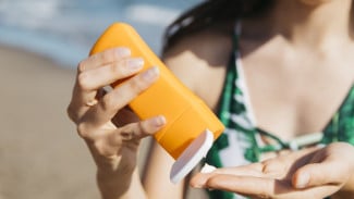 Manfaat Sunscreen yang Sering Diremehkan, Padahal Penting Banget!
