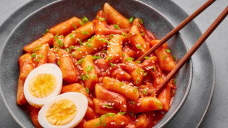 Resep Tteokbokki Kenyal Anti Gagal Cuma Pakai Takaran Sendok, Rasa Korea Banget!