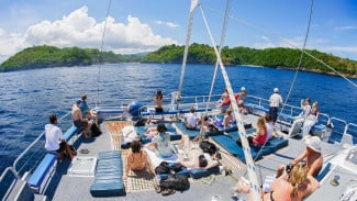 Floating Brunch Boat, Kuliner Weekend di Perairan Benoa