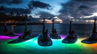 Glow Yoga di Pantai Bali, Yoga Cahaya Neon saat Senja