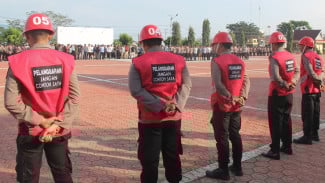 Kapolres Sampang AKBP Hartono Bertindak Tegas, Aipda H Wajib Kenakan Helm Baja Merah Tiap Apel di Polres Sampang