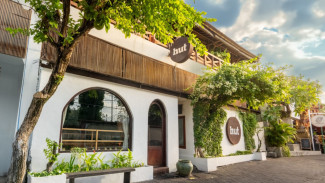 Menikmati Menu Lezat & Spot Foto Keren di HUT Bali Seminyak