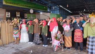 NU Mengwi Rayakan HUT ke 80 RI, Kompak Mengenakan Adat Nusantara, Penuh Semangat Kebhinnekaan