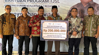 PTPN I Regional 5 Salurkan Bantuan Irigasi Rp200 Juta untuk Petani