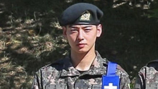 Para Prajurit Mengantri Hanya untuk Melihat Cha Eun Woo Saat Tugas Cuci Piring!