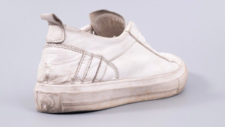 Cara Efektif Menghilangkan Noda Kuning Sepatu Putih Dengan Bahan Sederhana