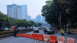 Demo 25 Agustus, Polisi Lakukan Rekayasa Lalu Lintas di Depan Gedung DPR