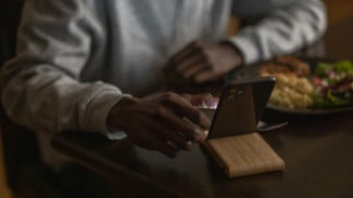 Makan Sambil Main HP, Kebiasaan yang Diam-Diam Ganggu Kesehatan