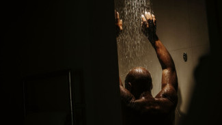 Fakta Medis Mandi Malam yang Perlu Kamu Tahu