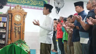 Anies Baswedan Ikut Salatkan Affan Kurniawan, Detik-detik Menenangkan Ibunda Ojol Viral