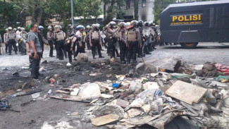 Lobi Gedung DPRD Jawa Barat Rusak Dibobol Massa Demo