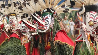 Pesona Tari Hudoq Khas Suku Dayak Bahau